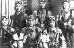 Un groupe de kamikazes japonais avant leur dernier départ.