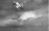 L'avion d'un kamikaze touché avant d'avoir atteint sa (...)